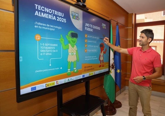El concejal de Educación enseña el evento de Tecnotribu que se llevará a cabo en el municipio.