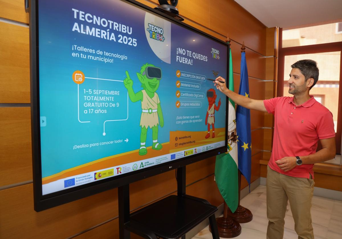El concejal de Educación enseña el evento de Tecnotribu que se llevará a cabo en el municipio.