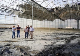Extinguido el incendio en la nave de la empresa de envases 'Vicente Pérez' en Las Norias