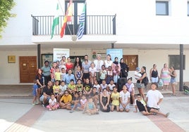 Foto en familia de la Escuela de Verano de AFAMMER.