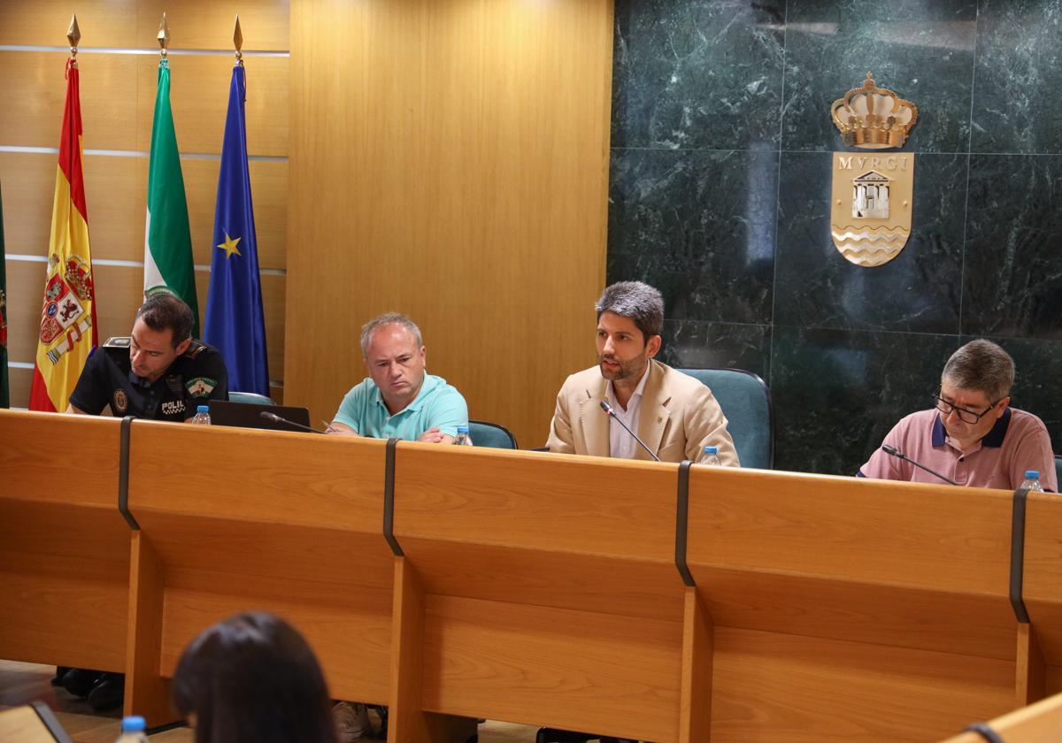 El concejal de Educación, Javier Rodríguez, en el Salón de Plenos del Consistorio ejidense.