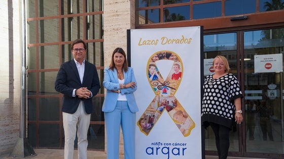 El Ejido se suma a la lucha de ARGAR contra el cáncer infantil con la colocación de un lazo dorado