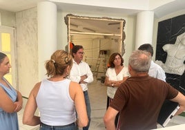 El alcalde de El Ejido supervisa las obras de un edificio.