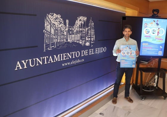 El concejal de Educación, Javier Rodríguez, en la presentación de un acto.