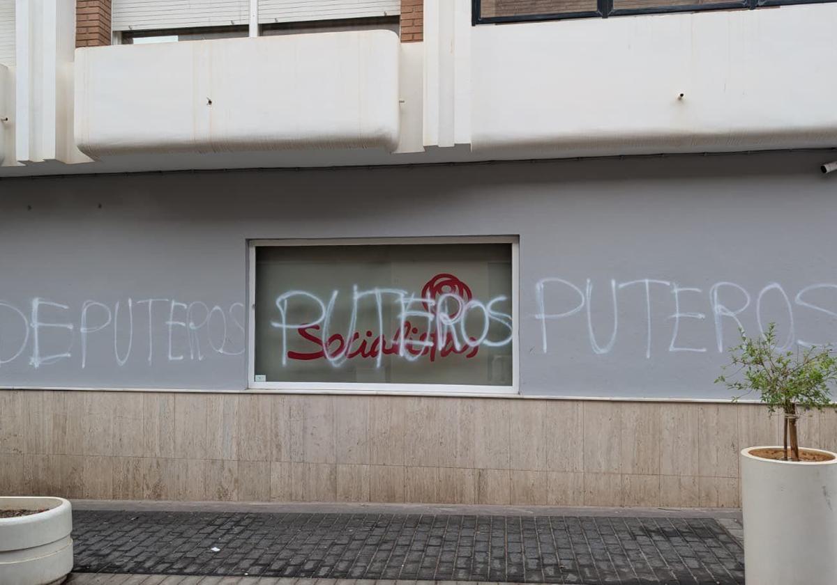 La sede del PSOE en El Ejido amanece con pintadas en el quinto ataque en dos años