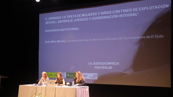 El Ejido realiza una jornada con profesionales para abordar la trata de mujeres y niñas