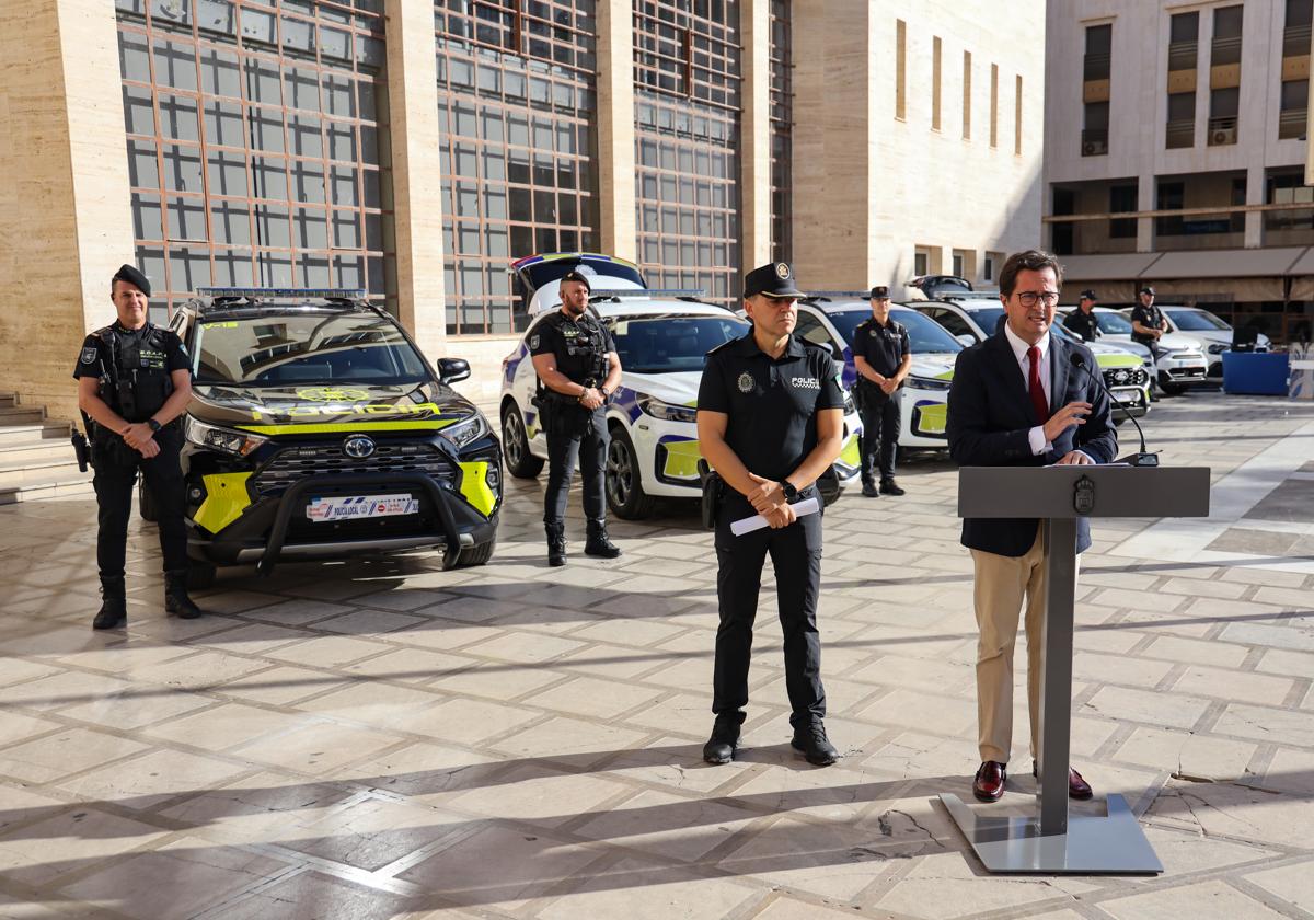 El alcalde de El Ejido, Francisco Góngora, con agentes de la Policía Local y con las nuevas adquisiciones.