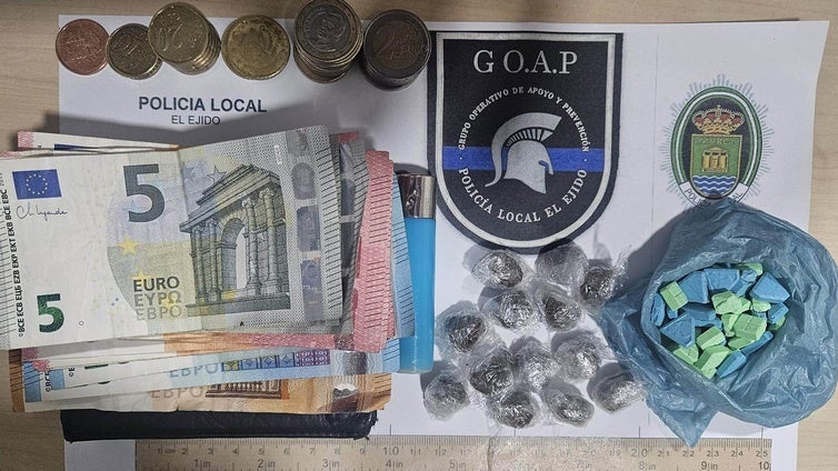 Detenido en El Ejido acusado de traficar con hachís y éxtasis tras arrojar la droga e intentar huir