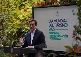 El alcalde de El Ejido durante el acto por el Día del Turismo en el Jardín de La Almunya del Sur.