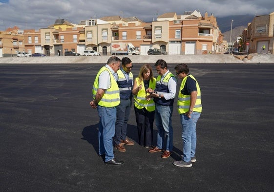 El alcalde revisa el terreno.