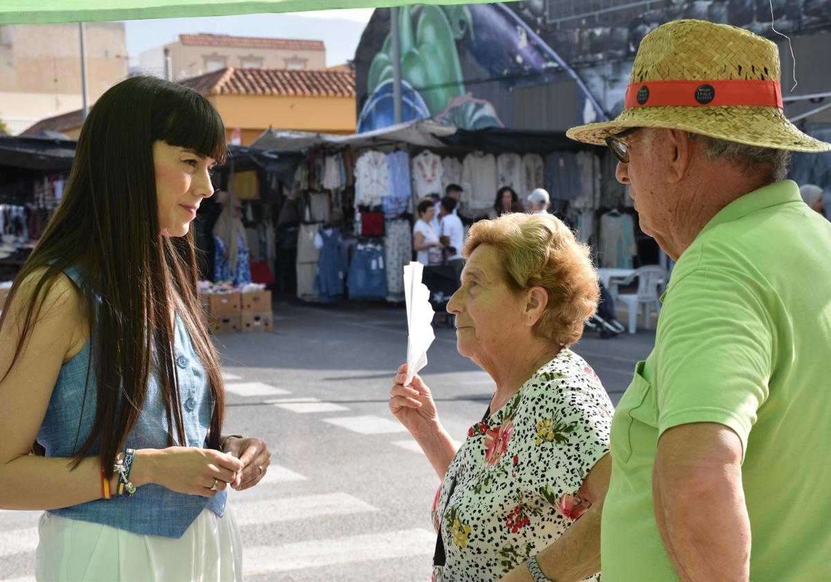 La portavoz de la formación ultraconservadora con unos vecinos.