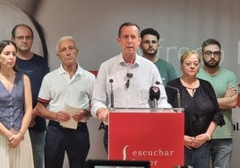 Imagen de archivo de José María Martín, con miembros del PSOE El Ejido.