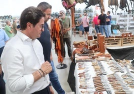 El alcalde de El Ejido visita una de las exposiciones.