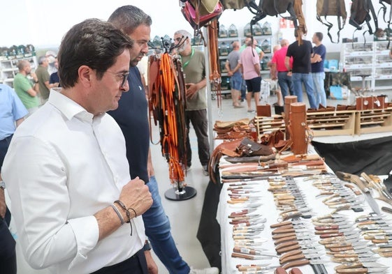 El alcalde de El Ejido visita una de las exposiciones.