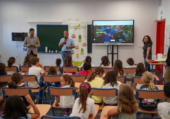El edil de Participación, Javier Rodríguez, asiste a la iniciativa 'Coexplay' en el CEIP Bahía de Almerimar.