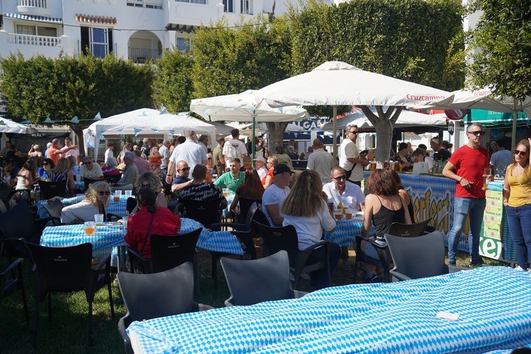 Almerimar finaliza por todo lo alto la fiesta del Oktoberfest con diversas actuaciones