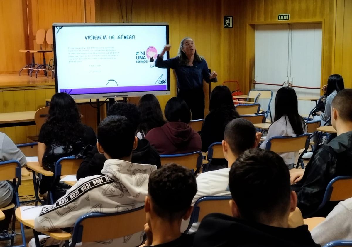 Una de las actividades que están siendo impartidas en un centro educativo del municipio.