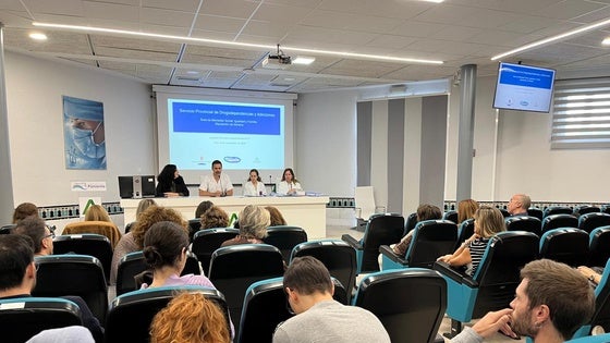 Profesionales del Hospital de Poniente amplían su formación sobre drogodependencia