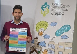 El concejal, Javier Rodríguez, sostiene un programa formativo.