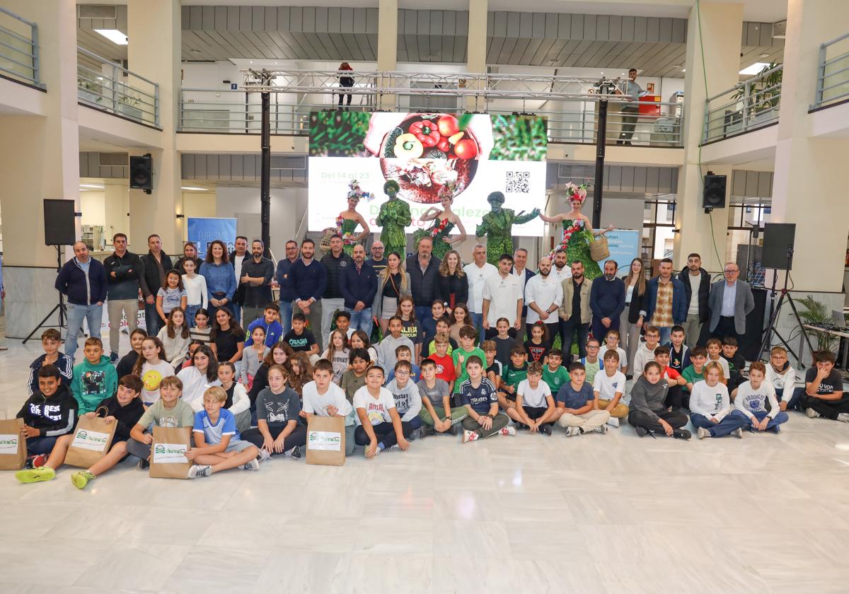 Foto de familia en la inauguración de esta actividad.