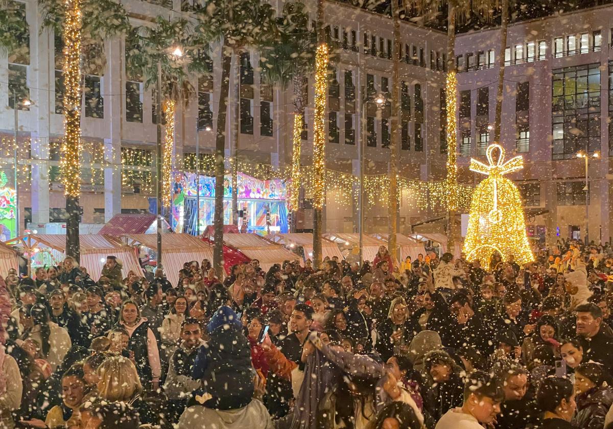 Uno de los momentos del encendido de luces en la Plaza Mayor de El Ejido.