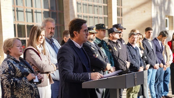 El Ejido reconoce la labor del Hospital de Poniente, la Policía Nacional y diez empresas