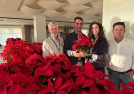 La concejala de Servicios Sociales, Delia Mira, con una poinsetia.