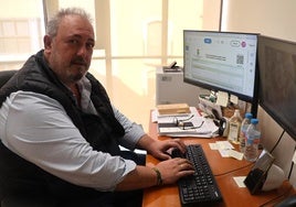 El concejal de Hacienda y Contratación, José Francisco Rivera, junto a un ordenador.