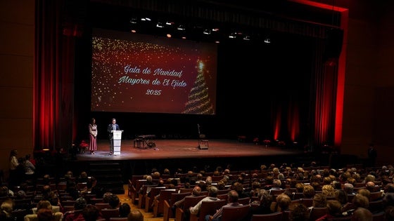 Un Millar de mayores de El Ejido disfrutan con la Gala de Navidad llena de música y emoción
