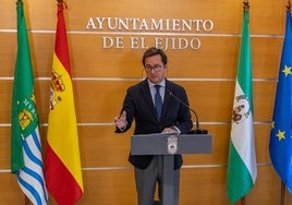 El alcalde de El Ejido, Francisco Góngora, en el Salón de Plenos.