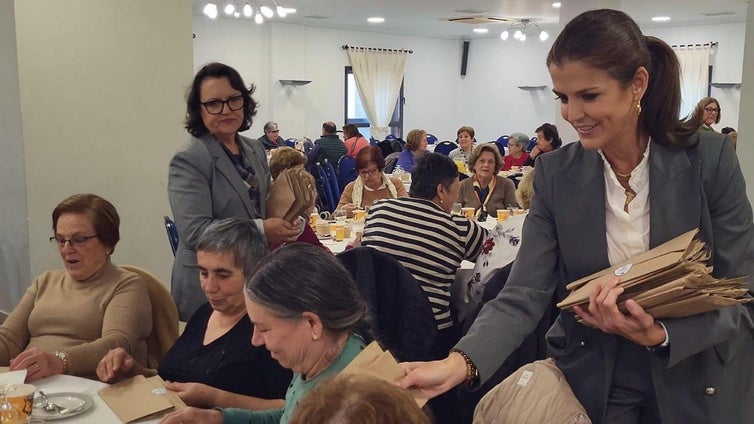 Los talleres de Memoria de Servicios Sociales de El Ejido finalizan con entrega de agendas y un desayuno