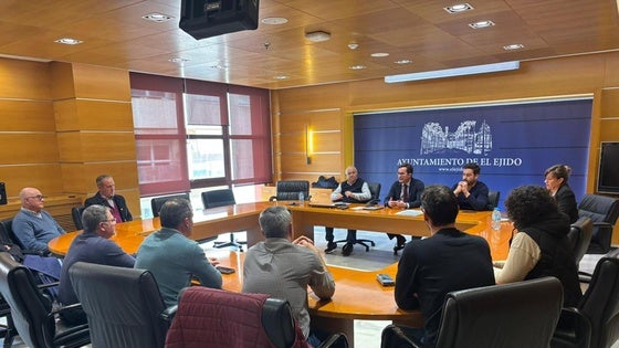 El Ejido pone en marcha un nuevo cuerpo de inspectores para reforzar la limpieza urbana y prevención de actos incívicos
