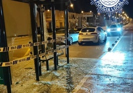 Marquesina destrozada bajo el precinto de los efectivos municipales.