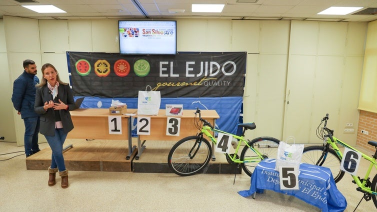 El IMD realiza el sorteo de regalos de la San Silvestre
