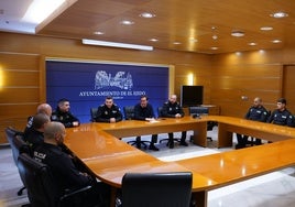 Uno de los momentos del encuentro del alcalde de El Ejido con los nuevos agentes en el Ayuntamiento.