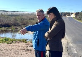 La portavoz de Vox El Ejido, Beatriz Sánchez, supervisa una de las zonas de la Balsa del Sapo.