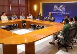 Los beneficiarios de este programa son jóvenes de entre 18 y 29 años, inscritos como demandantes de empleo no ocupados en el Servicio Andaluz de Empleo y beneficiarios del Sistema Nacional de Garantía Juvenil.