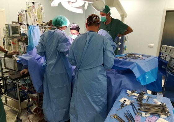 Intervención en un quirófano del hospital de Poniente.