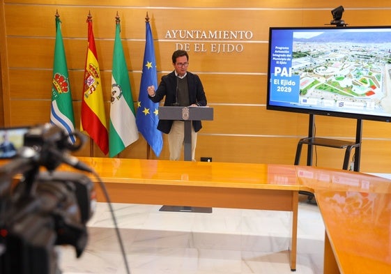 El alcalde de El Ejido, Francisco Góngora, en la rueda de prensa ofrecido la mañana de este jueves en el Ayuntamiento.