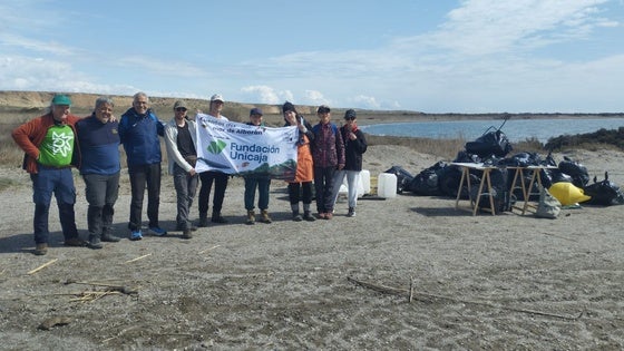 Voluntarios retiran 400 kilos de basuras en la playa de Punta Entinas