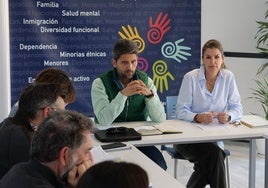Los ediles Javier Rodríguez y Delia Mira en una reunión.