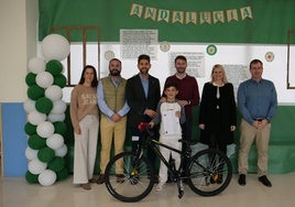Javier Rodríguez y Francisco Bellido felicita al estudiante.