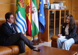 El alcalde conversa con Patricia Lupión en el Ayuntamiento.