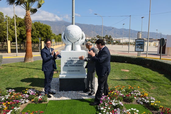 El Ejido erige un altar a la memoria y la libertad: un monolito eterno para las víctimas del terrorismo
