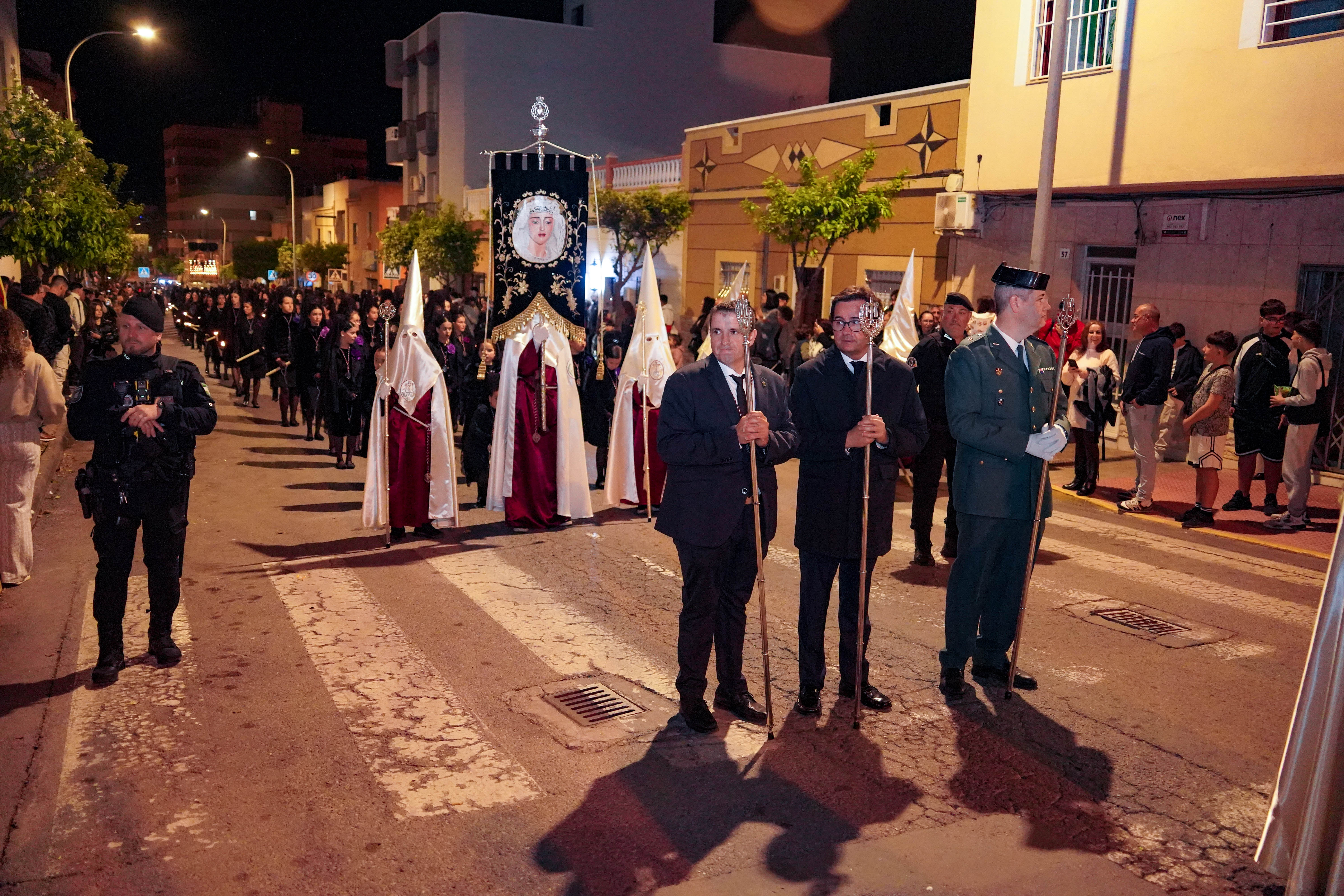 La Hermandad del Santísimo Cristo de la Paz de Nuestra Señora de los Dolores recorren las calles de Santa María del Águila