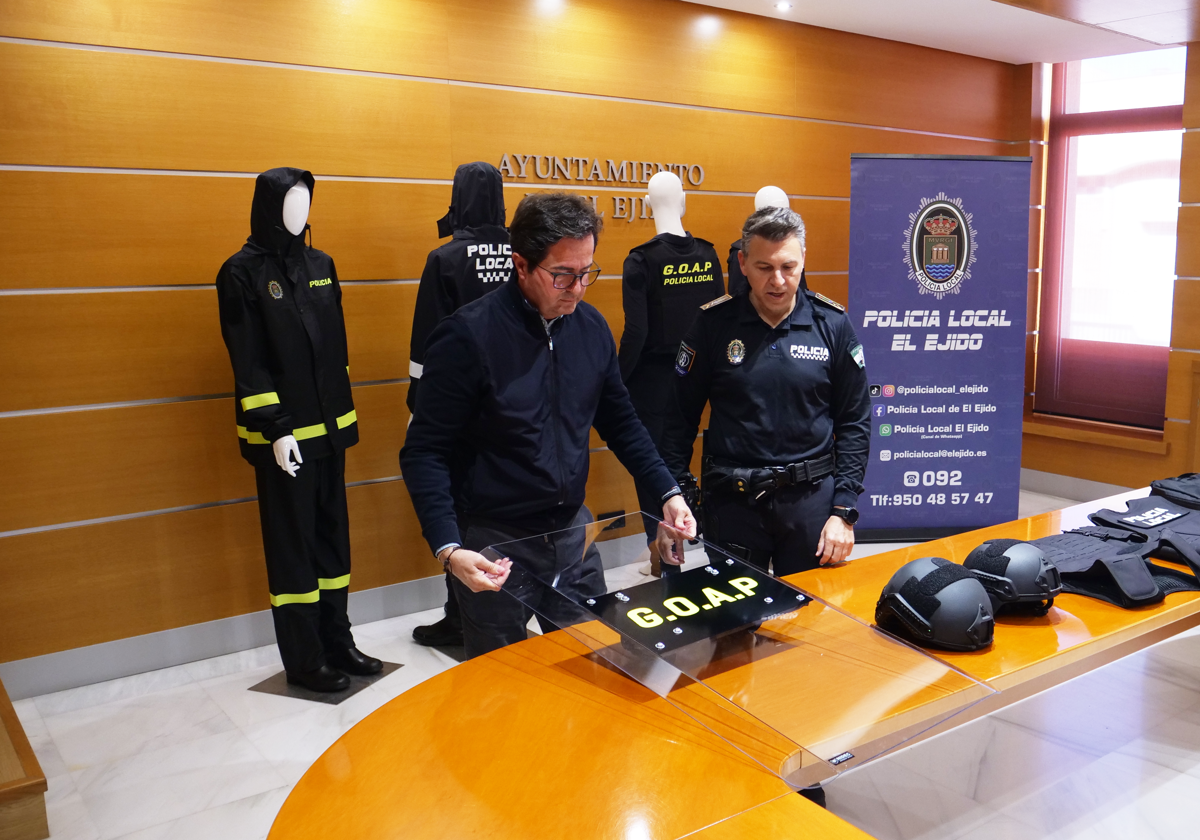 El alcalde de El Ejido, Francisco Góngora, supervisa los chalecos antibalas y otros elementos.