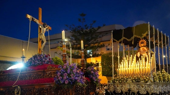 El Cristo de la Paz y la Virgen de los Dolores recorren las calles de Santa María del Águila