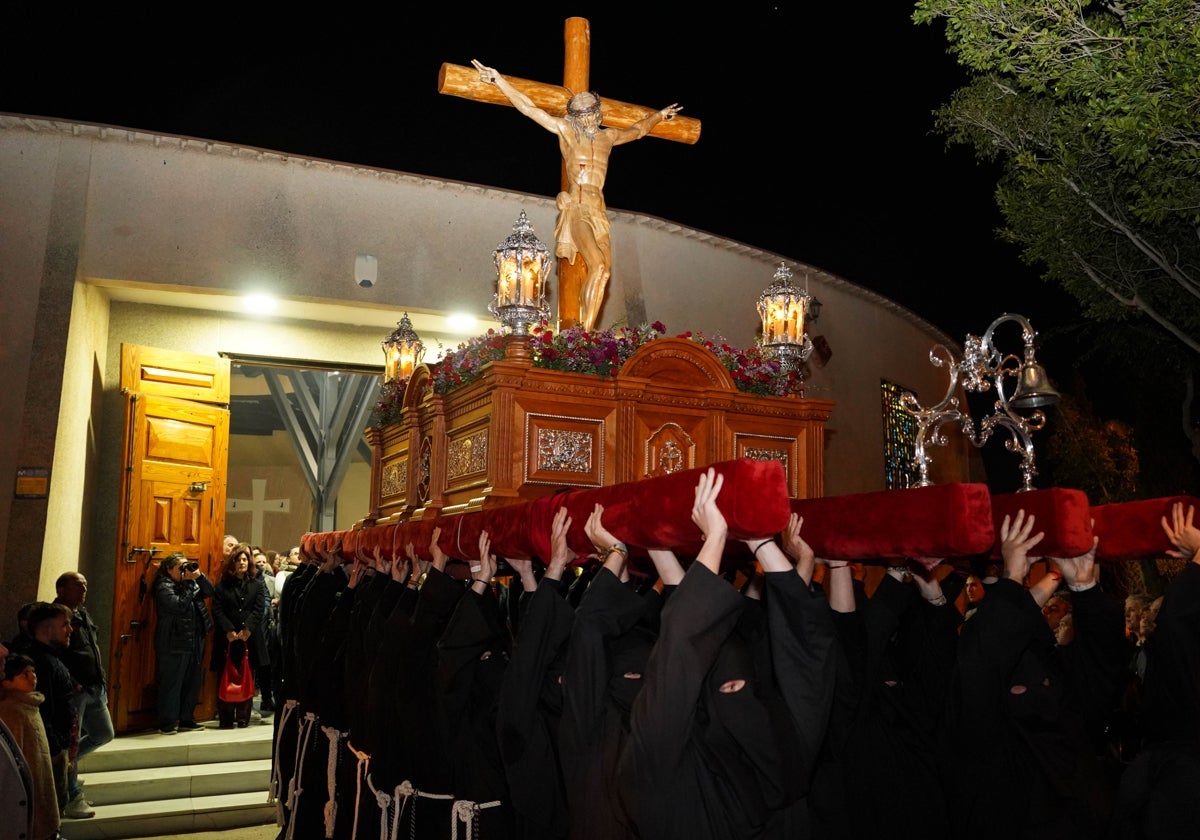 El Viacrucis del Santísimo Cristo del Amor recorre las calles de Santo Domingo