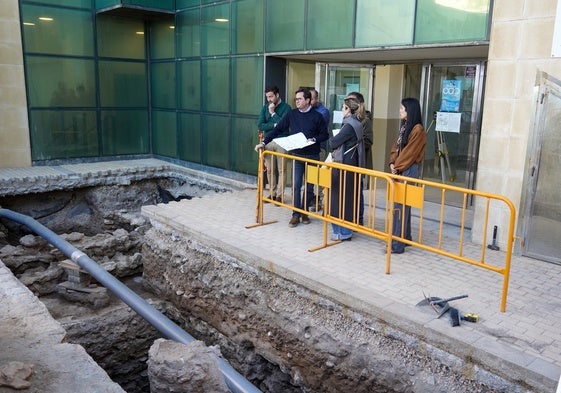 El alcalde de El Ejido, Francisco Góngora, supervisa las excavaciones arqueológicas llevadas a cabo en el municipio.