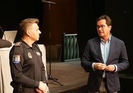 El alcalde de El Ejido, Francisco Góngora, y el intendente jefe de la Policía Local de El Ejido, Marco Muñoz.